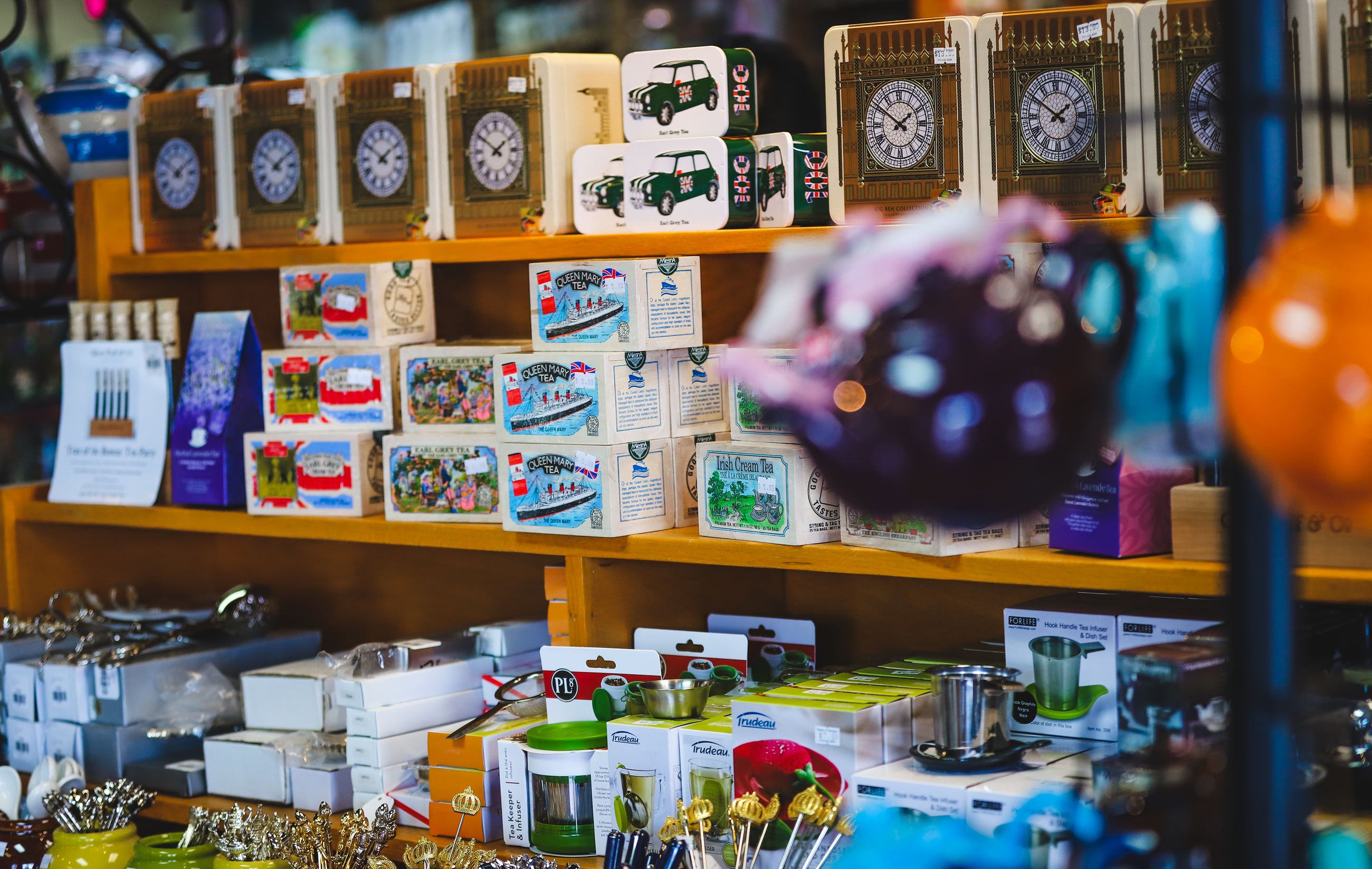 brittish souvenir gifts in small gift shop